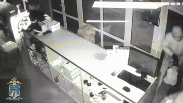 Почти полмиллиона рублей украли двое из табачного магазина Пятигорска смотреть онлайн