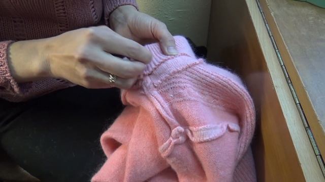 Как укоротить горловину в свитере смотреть онлайн