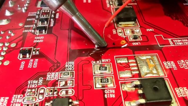Ремонт переходных отверстий диаметром (0.4 мм) на печатной плате. смотреть онлайн