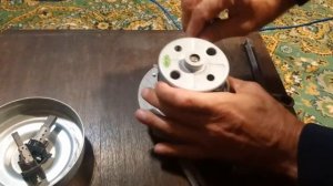 Как открутить гайку фиксирующую крыльчатку на роторе в двигателе пылесоса, при ремонте.