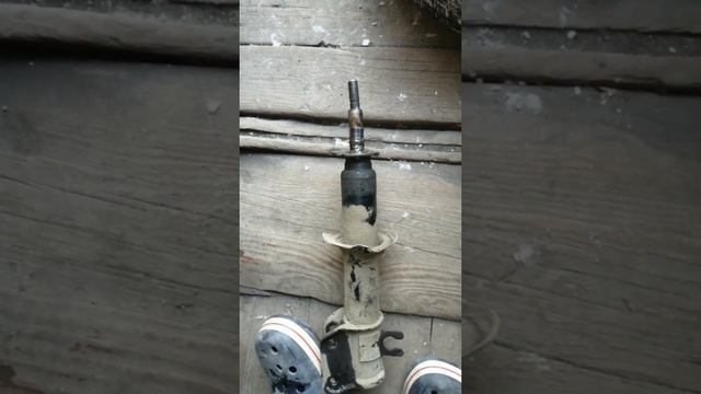 МАТИЗ пробит амортизатор KAYBA, загнул  шток при ударе правого колеса об отбойник и не увидел сразу