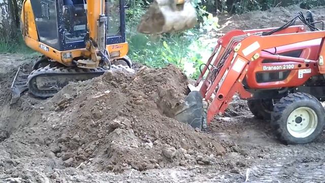 Работа минитрактора и миниэкскаватора в паре смотреть онлайн