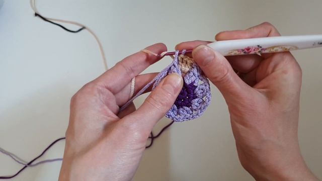 ?ХИТРОСТЬ, которая сделает ЛЮБОЙ бабушкин квадрат ЯРЧЕ! Как сменить ЦВЕТ нити при вязании крючком! смотреть онлайн