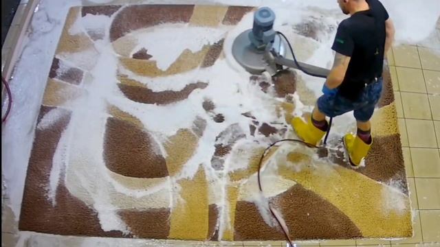 Мощное преображение "убитого" ковра: результат в конце / Powerful transformation of dirty rug смотреть онлайн