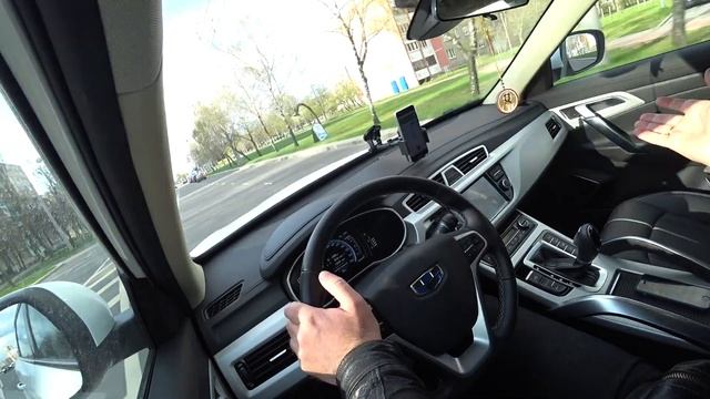 Джили Атлас в такси