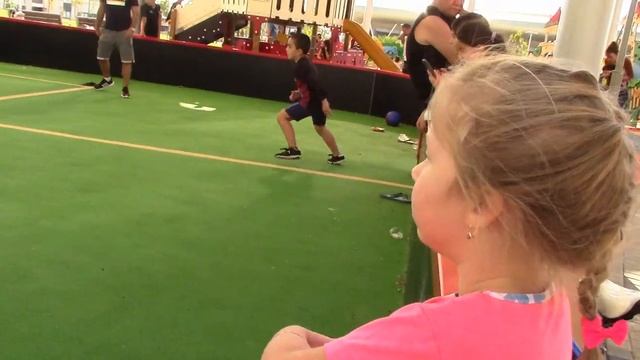 Настя на необычной детской площадке. Площадка - Шар. Лайк Настя Лайк смотреть онлайн