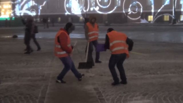 Танец дворников на Дворцовой площади смотреть онлайн