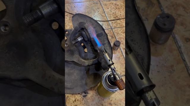 Мерседес 211,замена шаровых в поворотном кулаке! смотреть онлайн