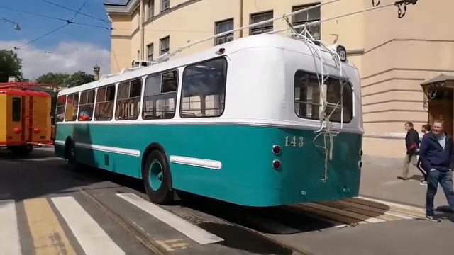 Троллейбус с дизелем притащил ЗИУ5Г-143. . Санкт-Петербург. Ретро-парад. смотреть онлайн