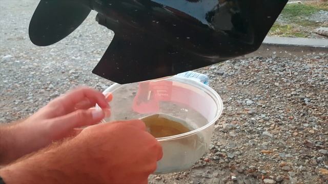 Замена трансмиссионного масла в 2-х тактном лодочном моторе Mercury 30 смотреть онлайн