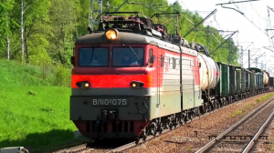 ВЛ10У-075 с грузовым поездом следует через платформу Авангард