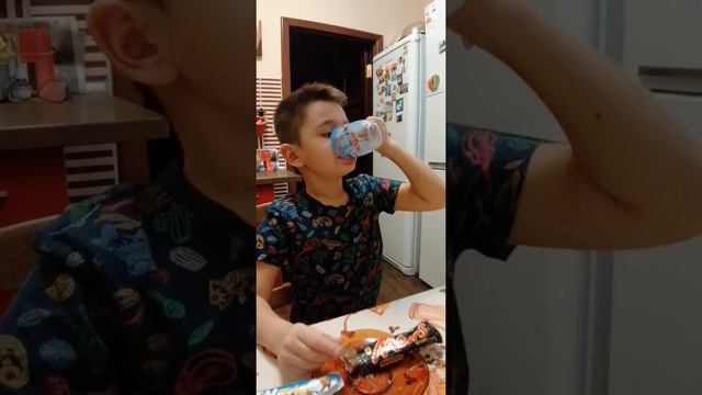 Дегустация шоколадных батончиков. Марс против Баунти смотреть онлайн