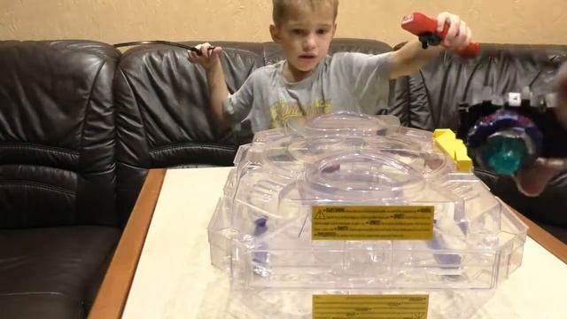 новые сражения двухуровневая арена лабиринт Бейблейд Beyblade Battle Tower от Hasbro смотреть онлайн