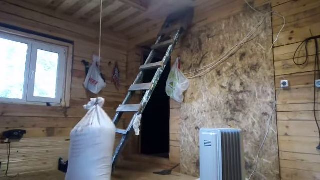 Керамзит в мешках, подьем на чердак для утепления потолка. смотреть онлайн