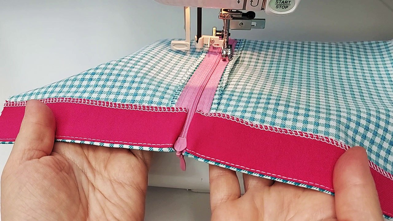 ??Отличный совет, чтобы научиться вшивать потайную молнию и обтачку (подробно для начинающих) смотреть онлайн