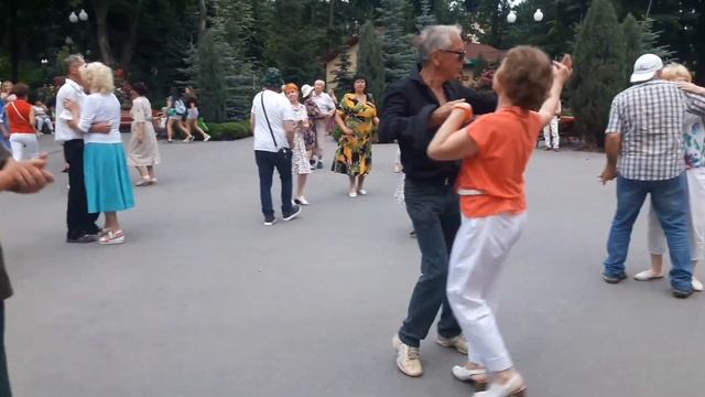 С розою красивою!!! Танцы в парке Горького!!! Харьков 2021 смотреть онлайн