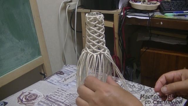 Плетеная ваза, в технике Макраме. Как из бутылки и ниток сделать изящную вазу. смотреть онлайн