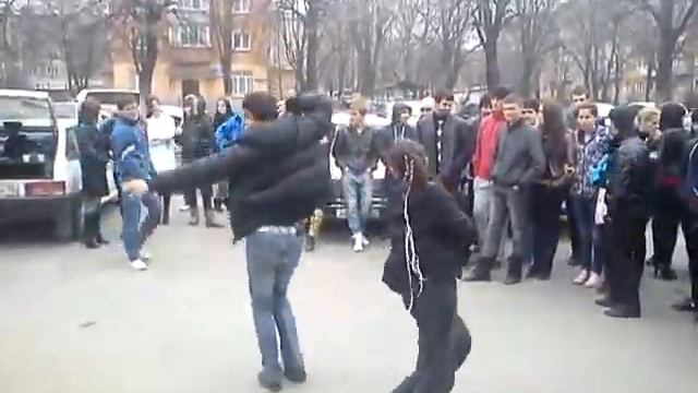 Студенческая весна 2011 в ГМИ танцы на улице2.MP4 смотреть онлайн