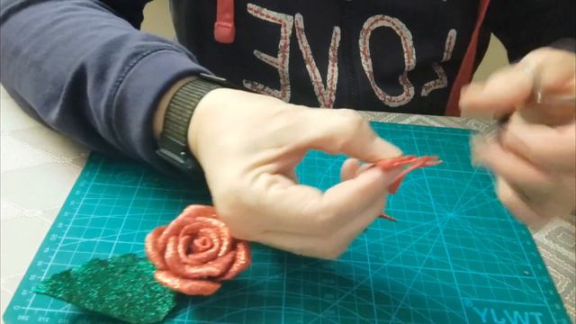 DIY. Как легко сделать красивый цветок 🌹 4 лепестка из фоамирана смотреть онлайн