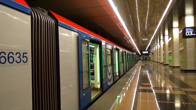 Электропоезд 81-765/766/767 "МОСКВА-2019" №17 на станции метро Улица Дмитриевского смотреть онлайн