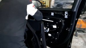 Porsche Cayenne GTS разбираем переднюю дверь.