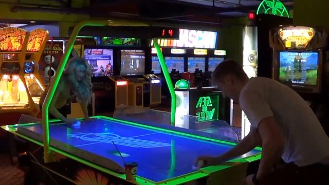 Clifton Hill Giveaways with Christine Lynn March 21, 2014 смотреть онлайн