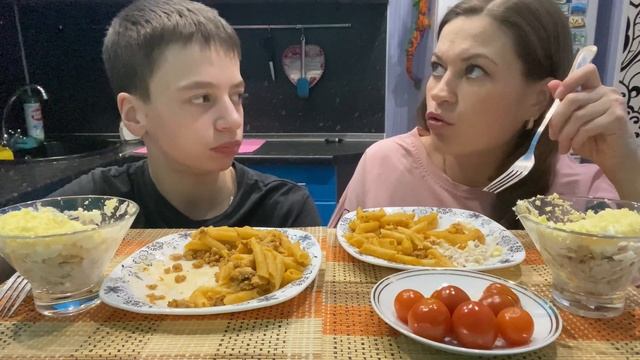 МУКБАНГ МАКАРОНЫ ПО-ФЛОТСКИ/САЛАТ с КУРИЦЕЙ и СЫРОМ/МАРИНОВАННЫЕ ПОМИДОРЫ/MUKBANG PASTA IN FLEET смотреть онлайн