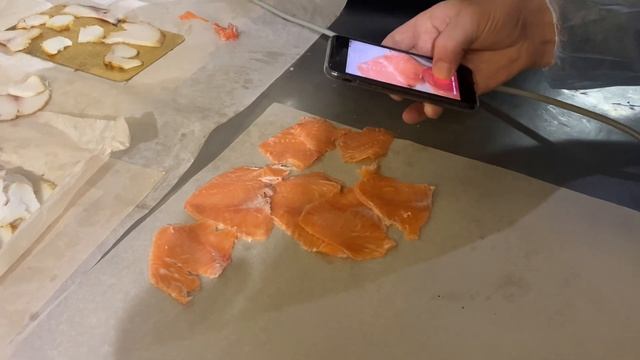 Слайсер полуавтомат для нарезки красной рыбы. Тестируем лосось слабосоленый. Ранее форель. смотреть онлайн