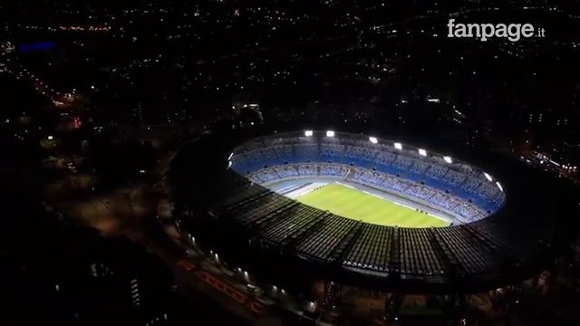 Morto Maradona, a Napoli Stadio San Paolo illuminato in suo onore смотреть онлайн