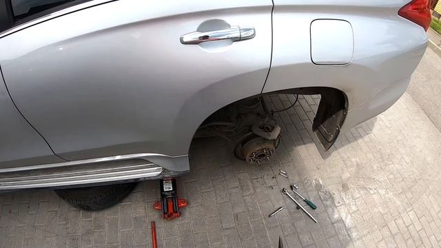 Mitsubishi Pajero Sport 3 полез обслужить задние тормоза смотреть онлайн
