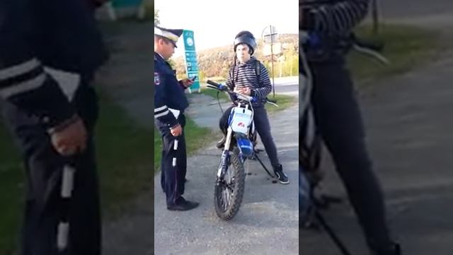 Как ДПС останавливает подростка на питбайке!!! смотреть онлайн