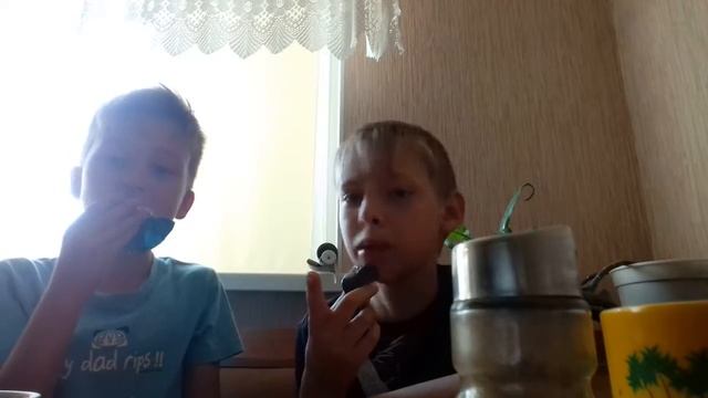 ПОПРОБУЙ НЕ ЗАПИВАТЬ ЧЕЛЛЕНДЖ! ( СОЖРАЛИ КРАСНЫЙ ПЕРЕЦ, ПЕЧЁТ ВО РТУ!!!! смотреть онлайн