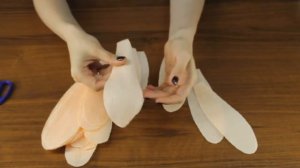 Большие цветы из бумаги. Ромашка из гофрированной бумаги. Большая ромашка из бумаги.