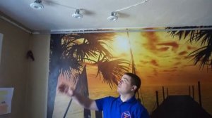 Черный глянцевый натяжной потолок в спальне