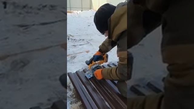 Dewalt DCS373N пилит 5 листов сразу смотреть онлайн