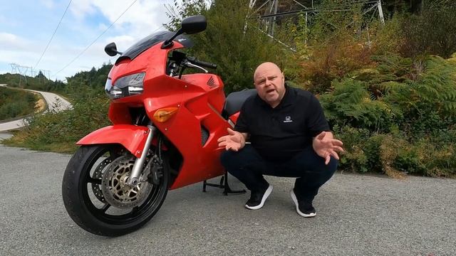 Honda 5th Generation VFR800 vs 6th Gen VFR 800 смотреть онлайн