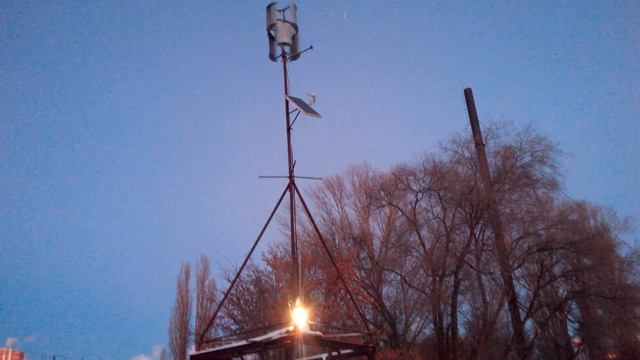Гибридная установка - ветрогенератор + солнечная панель на мачте смотреть онлайн