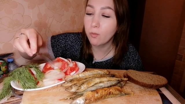 МУКБАНГ/Мойва жаренная?Ем как семечки ☺️? смотреть онлайн