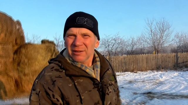 Как трактор ЮМЗ работает мороз толкает ковшом навески навоз смотреть онлайн