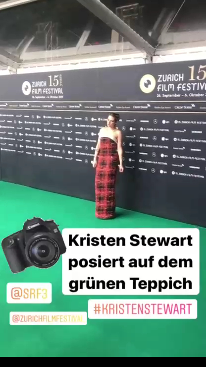 Kristen Stewart posing on the green carpet смотреть онлайн