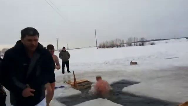 Крещенское купание Ачинск Красноярского Края река Чулым 2014. смотреть онлайн