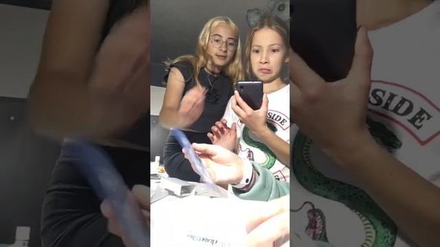 алиса распаковывает новый телефон , 1 часть смотреть онлайн