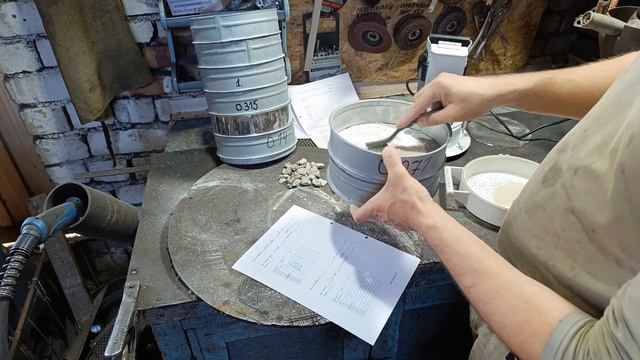 Дробим в пыль стекло, известняк, бетон. We crush glass, limestone, concrete into dust. смотреть онлайн