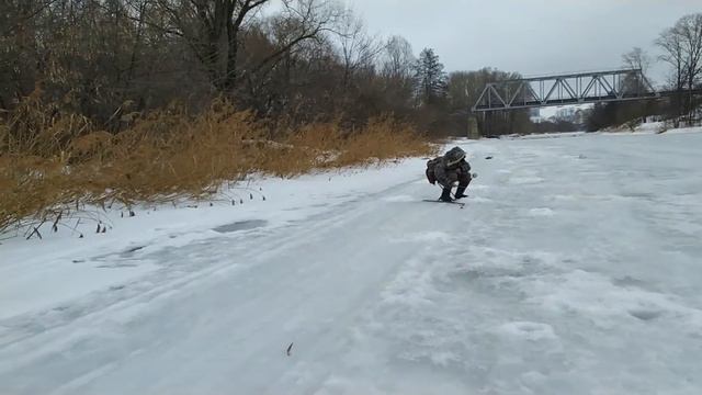 Пошёл опять на рыбалку, а там уже трубы под лёд забили. смотреть онлайн
