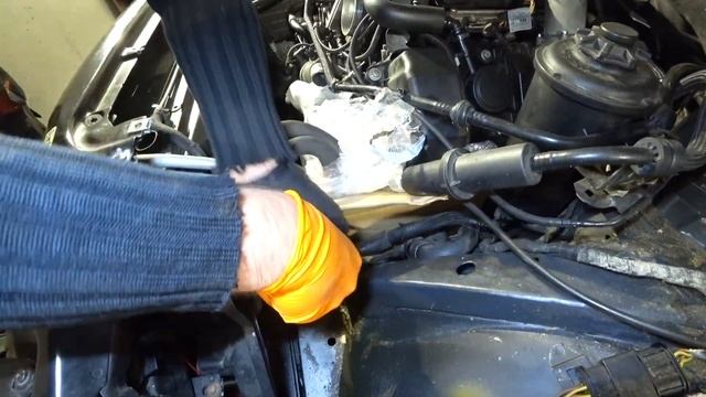 Замена шланга системы охлаждения N62B48 BMW E66. Замена датчика давления масла