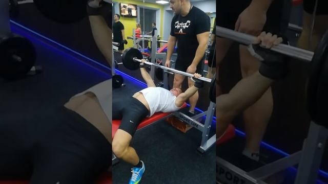 Жим лёжа - 100 на 30 раз) смотреть онлайн