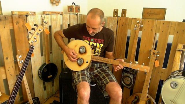 R-Guitars Tablet-Guitar Mod. 02 auf Roland AC 33 смотреть онлайн