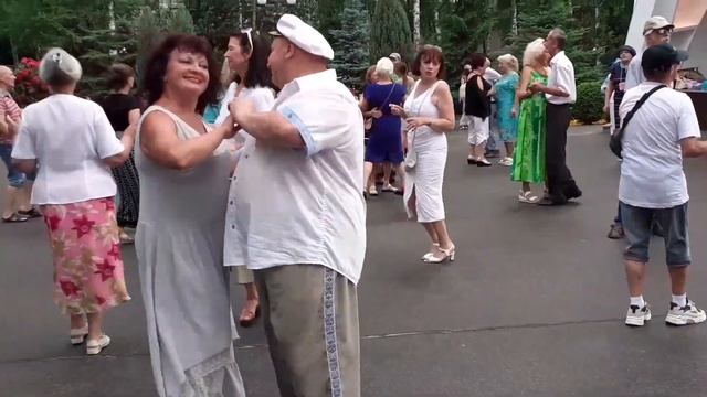 Я НЕ МОГУ СМОТРЕТЬ, КАК ТЫ, РЯДОМ ИДЁШЬ С ДРУГИМ! ТАНЦЫ ХАРЬКОВ СЧАСТЛИВЫЕ ДНИ смотреть онлайн