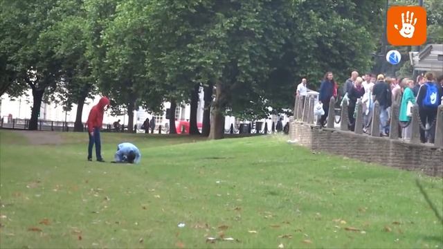 Молитва мусульманина взбесила прохожего.... смотреть онлайн