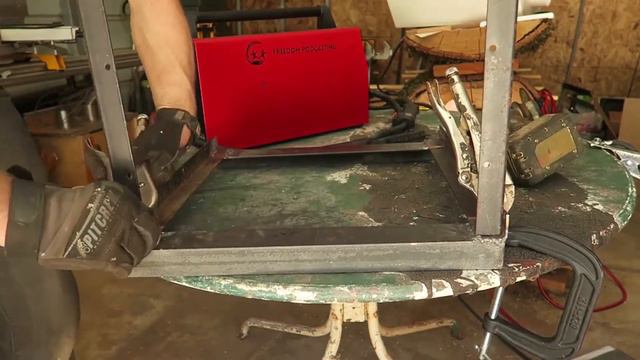 #38 SKOOLIE BUS CONVERSION | ALOT OF WELDING, METAL CUTTING AND SILICONE-ING смотреть онлайн